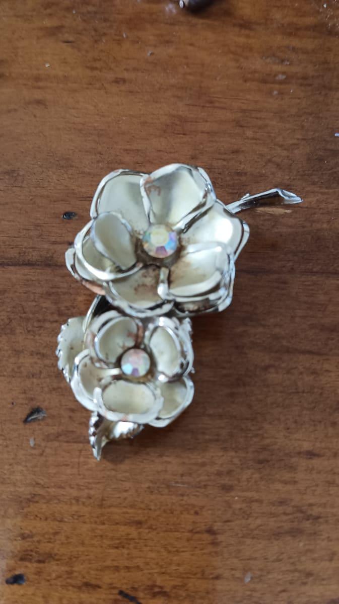 Broche style année 70, vintage métal argenté deux fleurs
